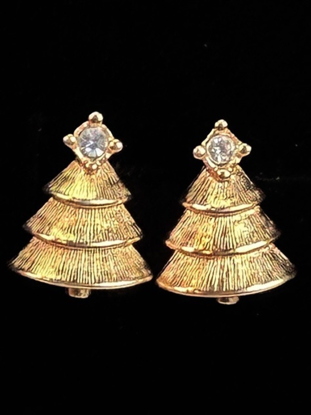 Festive holiday Christmas tree, goldtone, stud pierced earrings